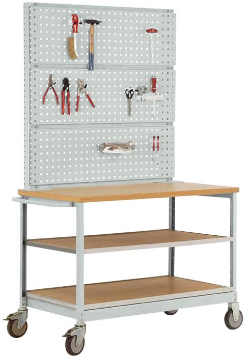 Werkbank mit Rollen und Holzoberfläche, drei Regale darunter. Rückwand mit Haken und verschiedenen Handwerkzeugen wie Zange, Hammer und Schraubendreher.