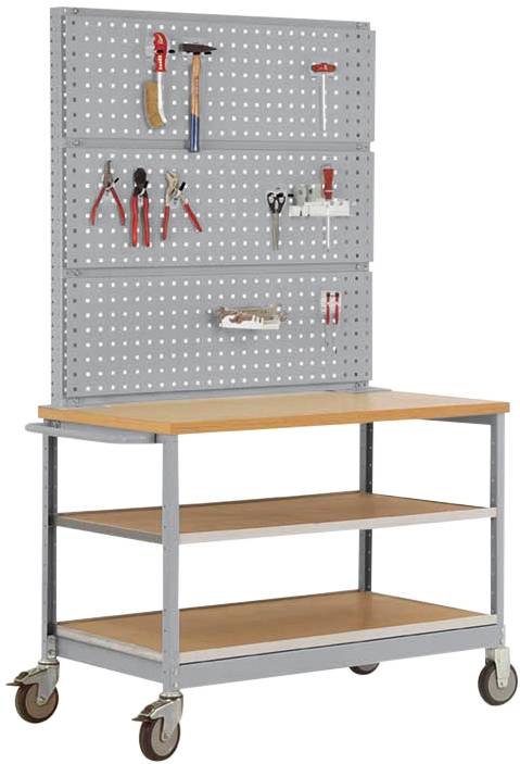 Werkbank mit Rollen und Holzplatten, auf Steckwand hängen verschiedene Werkzeuge wie Zangen, Schraubenzieher und Schere.