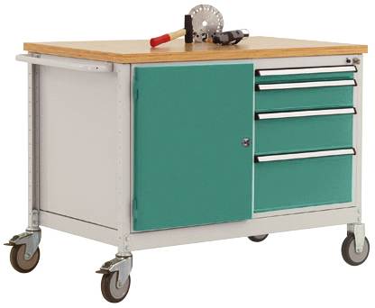 Mobiler Werkstattwagen mit grünem Schrank, drei Schubladen und Holzarbeitsplatte. Oben liegen eine Säge und ein Hammer.