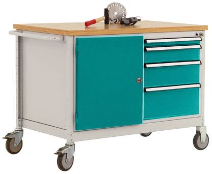 Werkbank auf Rollen mit Holzplatte, drei Schubladen und einer Tür in Türkis. Eine Rotorbürste und Hammer liegen obenauf.