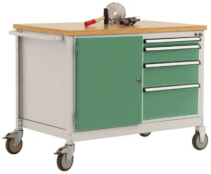 Werkbank auf Rollen mit Holztischplatte, grüne Schubladen und Fächer; Hammer und Sägeblatt liegen obenauf. Geeignet für Werkstattarbeiten.