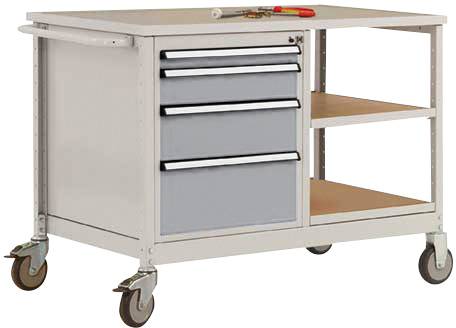 Ein mobiler Werkstattwagen mit drei grauen Schubladen links und zwei offenen Regalen rechts. Oben liegen Werkzeuge.