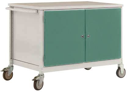 Rollbarer Metallschrank mit zwei grünen Türen, vier Rädern und einem Griff auf der linken Seite. Geeignet für Lagerung oder Transport.