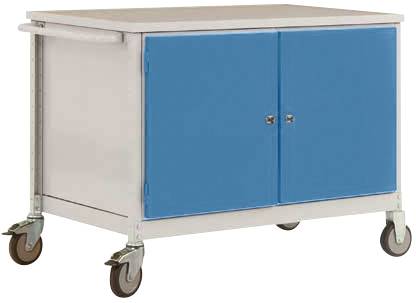 Metallischer Rollwagen mit zwei blauen Türen und Griff an der Seite, steht auf fünf drehbaren Rollen.