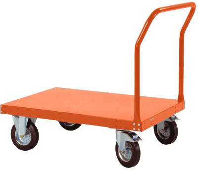 Ein orangefarbener Plattformwagen mit Griff und vier Rädern auf einer weißen Hintergrundfläche.