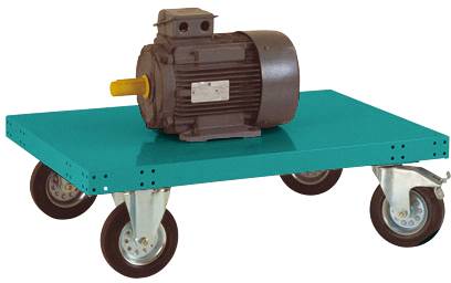 Ein Elektromotor liegt auf einem blauen Flachwagen mit vier Rollen. Der Motor hat eine gelbe Welle und eine graue Metalloberfläche.