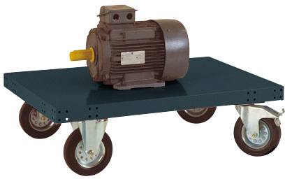 Ein Elektromotor steht auf einer rollbaren Plattform mit vier Rädern.