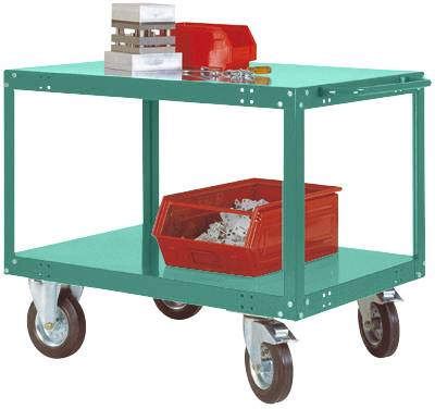 Grüner, mobiler Werkstattwagen mit vier Rädern. Oben liegen ein roter Werkzeugkasten und Metallteile; unten eine Box mit Kleinteilen.