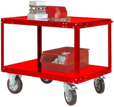 Roter Metallwagen mit vier Rollen, beladen mit einer roten Werkzeugkiste, einer roten Kiste mit Kleinteilen und gestapelten Metallplatten.