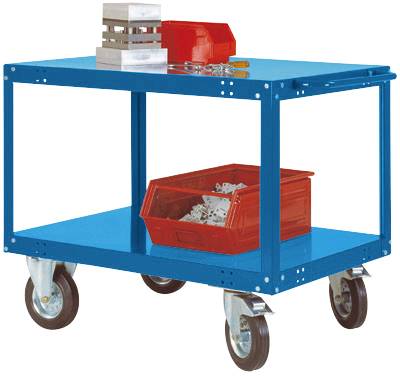 Blauer Rollwagen mit vier Rädern, beladen mit einer roten Kiste voller Schrauben, einer Metallkiste, und etwas Werkzeug auf der oberen Fläche.