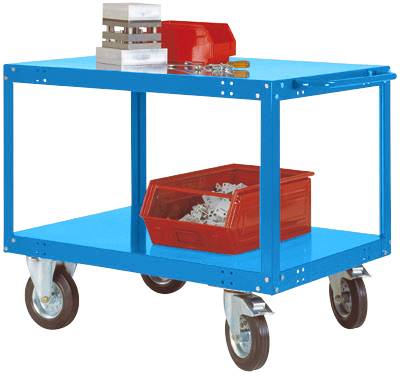 Blauer Werkstattwagen mit vier Rädern, auf dem eine rote Plastikbox, Metallblöcke und Werkzeuge liegen. Ideal zur Werkzeuglagerung.