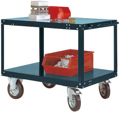 Ein stabiler Werkstattwagen mit zwei Ebenen, auf Rollen. Oben liegt Werkzeug, unten eine rote Aufbewahrungsbox mit Kleinteilen.