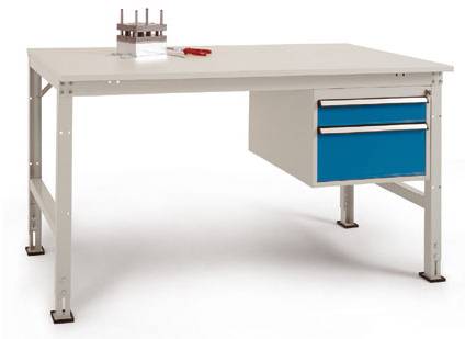 Ein weißer Arbeitstisch mit zwei blauen Schubladen rechts und einer roten Zange auf der Tischplatte. Ein Gerät steht links auf dem Tisch.