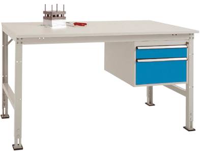 Ein weißer Arbeitstisch mit blauer Schublade auf der rechten Seite, metallischen Beinen, einer Werkzeughalterung und einem roten Werkzeug auf der Oberfläche.