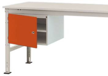 Ein weißer Tisch mit einem orangefarbenen, abschließbaren Schrank an der Seite. Der Schrank hat zwei Innenfächer.