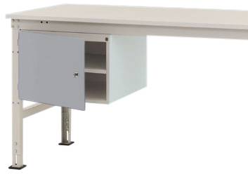 Metalltisch mit einem an der Seite befestigten, grauen Metallschrank. Der Schrank hat eine offene Tür und zwei Fächer.