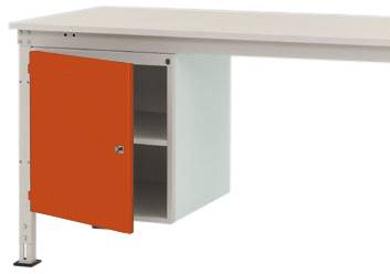 Unter einem Tisch befindet sich ein Hängeschrank mit einem roten, geöffneten Türchen und zwei Ablagefächern.