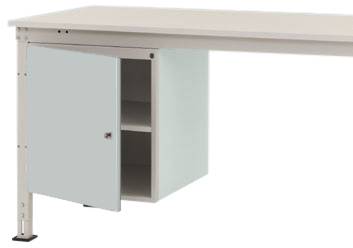 Ein grauer Metallschrank mit geöffneter Tür und zwei Fächern, montiert unter einer Tischplatte.