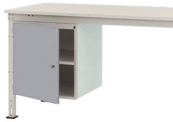 Ein Tisch mit einem hängenden, grauen Metallschrank mit offener Tür. Der Schrank hat zwei Fächer.