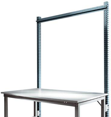 Rechteckiger Arbeitstisch mit Metallrahmen und einer oberen Querstange zur Stabilisierung. Hygienisches und robustes Design.