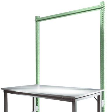 Arbeitsplatz mit grünem Metallrahmen und weißer Tischplatte, geeignet für Montage oder technische Arbeiten.