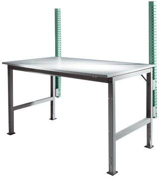 Ein robuster Arbeitstisch aus Metall mit grauer Tischplatte. Rahmen sind stabil, unterstützt von vertikalen Metallstreben. Geeignet für Werkstätten.