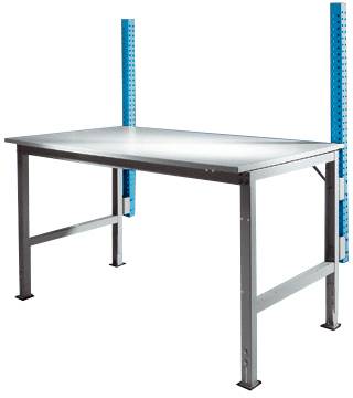 Metalltisch mit vier Beinen, stabil konstruiert, geeignet für Arbeitsumgebungen. Hintergrund zeigt zwei blaue Regalstützen.