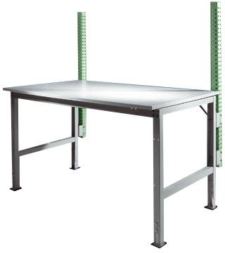 Ein robuster Arbeitstisch mit Metallrahmen und zwei höheren grünen Stützen im Hintergrund, geeignet für Werkstattnutzung.