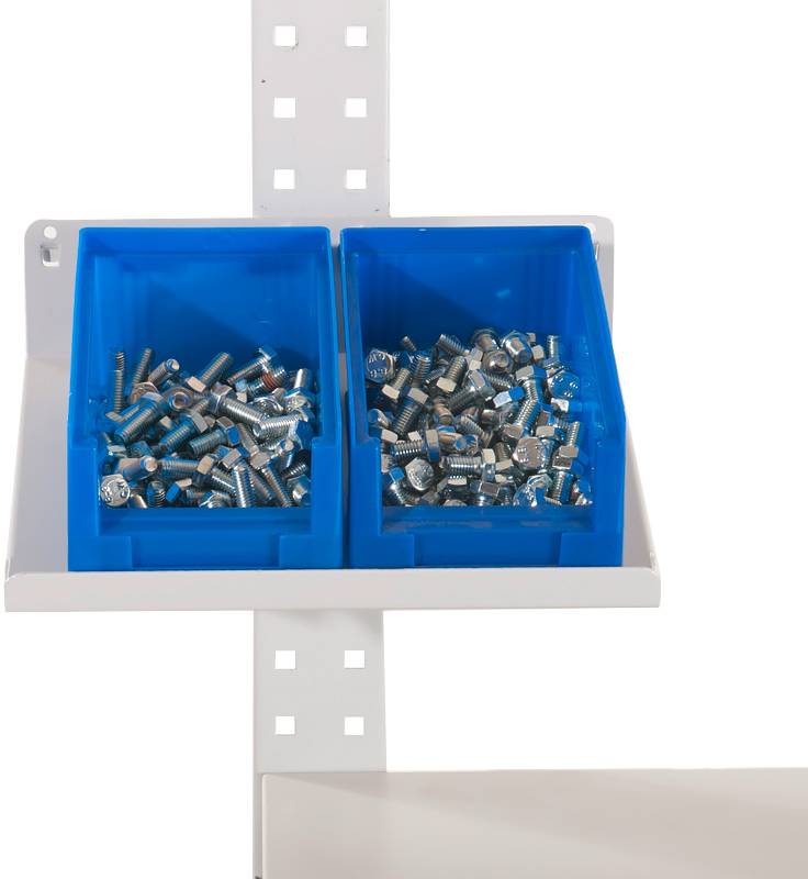 Zwei blaue Kunststoffboxen mit verschiedenen Schrauben auf einem weißen Regal.