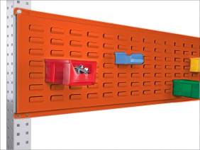 Ein orangefarbenes Werkzeugbrett an der Wand mit farbigen Aufbewahrungsboxen, die kleine Teile und Werkzeuge enthalten.