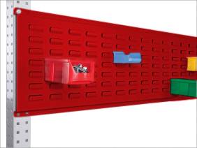 Rotes Werkzeugregalsystem mit mehreren farbigen Boxen an einer Wand befestigt; einige Boxen enthalten Schrauben und Kleinteile.