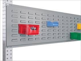 Metallschiene mit verschiedenen Farbboxen zur Aufbewahrung, an einem Regal befestigt. Enthält rote, blaue und grüne Boxen.