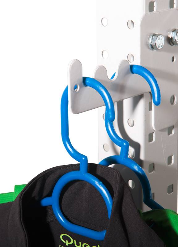 Ein Regal mit blauen, hakenförmigen Kleiderbügeln. Ein schwarzes Kleidungsstück hängt an einem der Bügel.