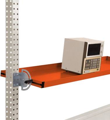Ein Computer mit Tastatur und Bildschirm steht auf einem orangefarbenen Regal, das an einem grauen Metallständer befestigt ist.