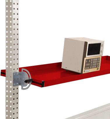 Ein Computergerät steht auf einem roten Regalbrett, das an einem weißen, perforierten Metallgestell montiert ist.