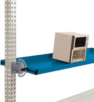 Ein graues Gerät mit Display und Tasten steht auf einem blauen Regal, das an einer perforierten Metallstange montiert ist.