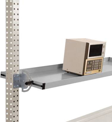 Metallregal mit einem elektronischen Gerät auf einem Schiebefach. Das Gerät hat ein Display und Tasten. Verwendung unklar.