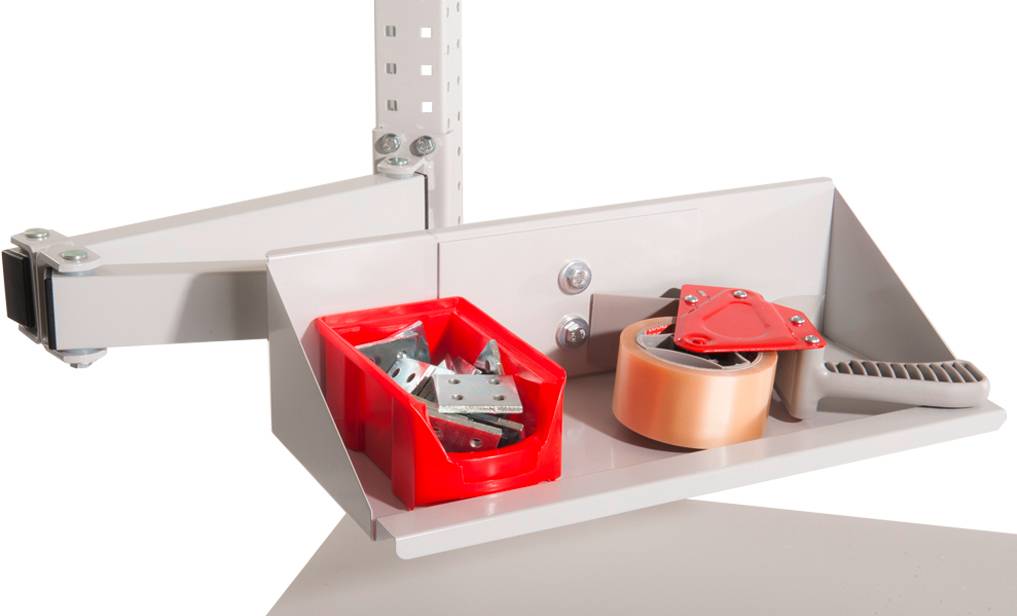 Ein Montagetisch mit einer rot-grauen Ablage. Auf der Ablage befinden sich ein roter Behälter mit Metallteilen und eine Rolle Klebeband.