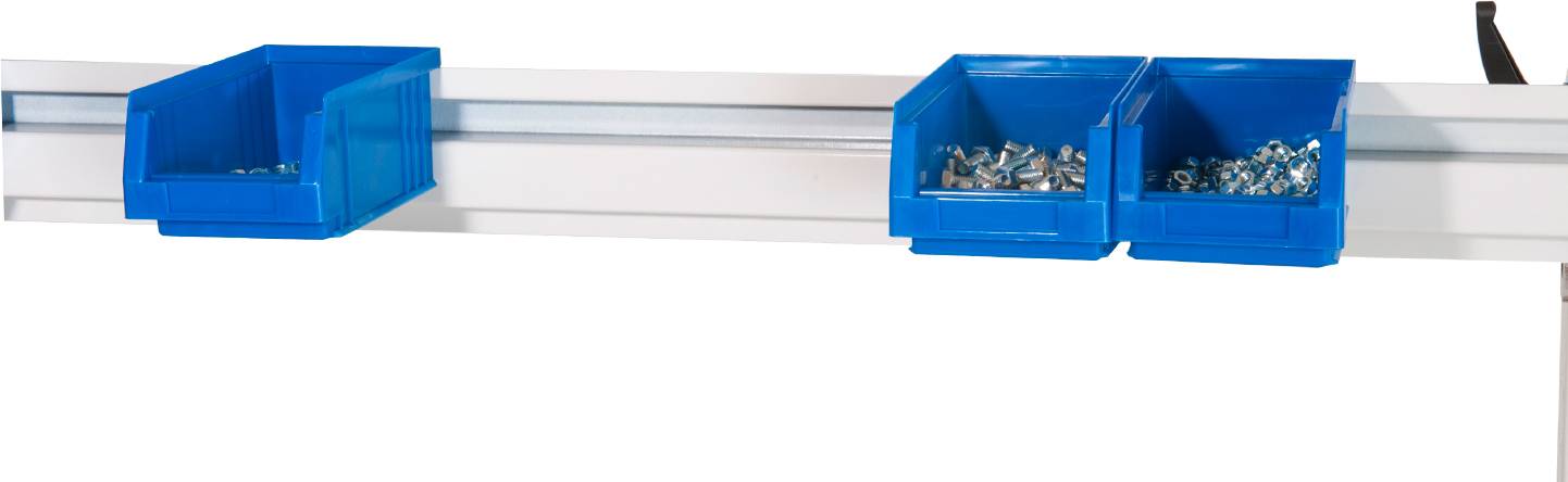 Drei blaue Kunststoffboxen mit Metallteilen hängen nebeneinander an einer weißen Schiene, befestigt an einer Wand oder einem Gestell.