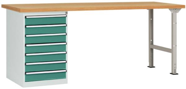 Ein Holz-Arbeitstisch mit sieben grünen Schubladen auf der linken Seite und Metallbeinen rechts, geeignet für Werkstattarbeiten.
