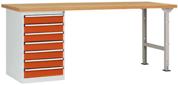 Ein Werkbank mit hölzerner Tischplatte, sieben orangefarbenen Schubladen auf der linken Seite und metallischen Tischbeinen rechts.
