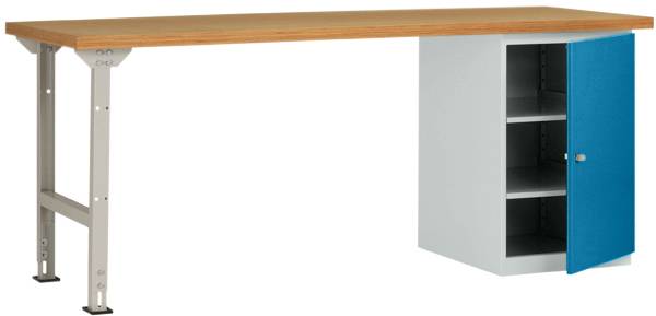 Ein Arbeitstisch mit einem hölzernen Tischplatte und einem offenen Metallschrank mit drei Fächern an der rechten Seite.
