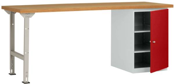 Ein rechteckiger Arbeitstisch mit einstellbaren Metallbeinen, einer Holzplatte und einem angehängten Metallschrank mit roter Tür.