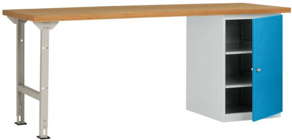 Ein rechteckiger Arbeitstisch mit Holzplatte und Metallbeinen, rechts ein Metallschrank mit drei Regalfächern und blauer Tür.
