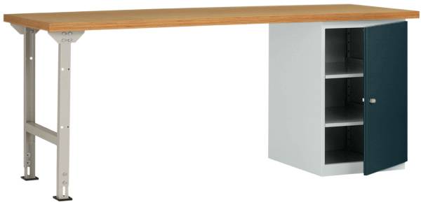 Arbeitsbank mit Holzplatte, Metallbeinen und rechtsseitigem Schrank mit offener Tür, die drei Ablagefächer zeigt.