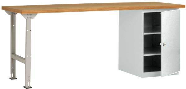 Ein Holztisch mit Metallbeinen und einem offenen Metallschrank mit drei Regalfächern an der rechten Seite.