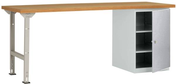 Ein stabiler Arbeitstisch mit Metallbeinen, Holzplatte und einem angebrachten offenen Metallschrank mit drei Fächern an der Seite.
