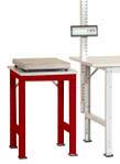 Ein roter Tisch mit einer grauen Platte steht neben einem weißen Tisch. Daneben befindet sich eine schwarze digitale Anzeige.