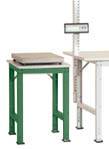 Ein grüner Tisch mit Metallbeinen steht links neben einem weißen Tisch mit digitaler Anzeige und Messleiste an der Rückseite.