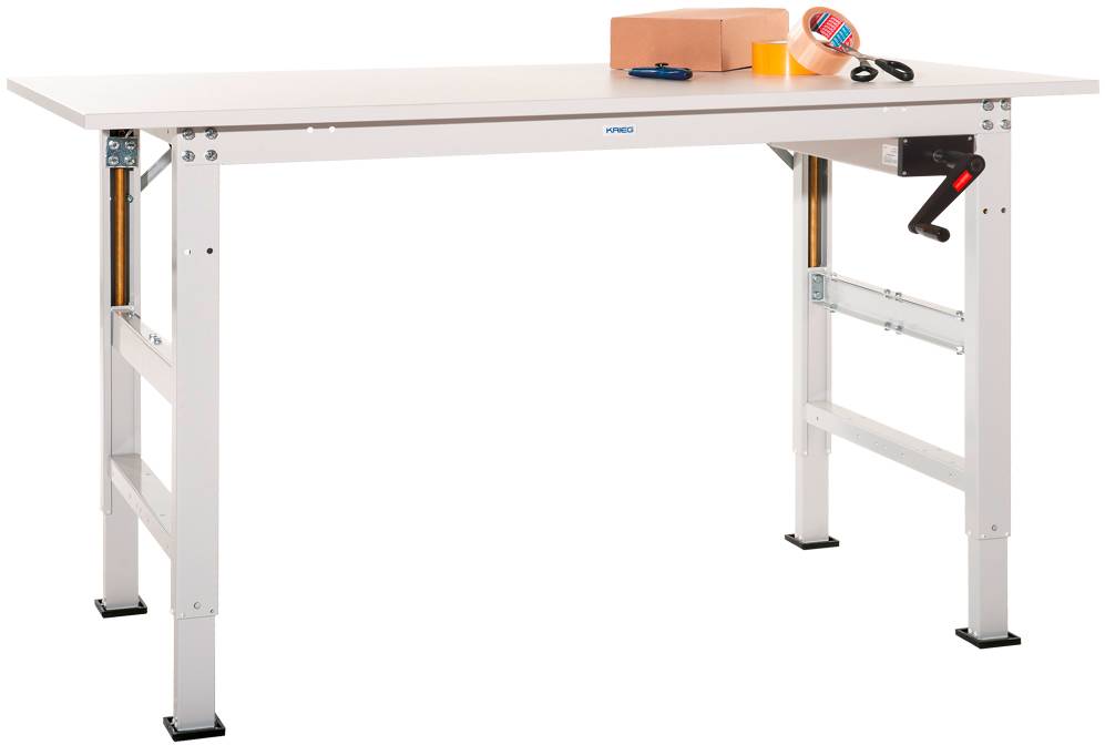 Ein höhenverstellbarer Arbeitstisch mit Kurbelmechanismus. Auf dem Tisch liegen ein Karton, ein Pinsel und ein Maßband.